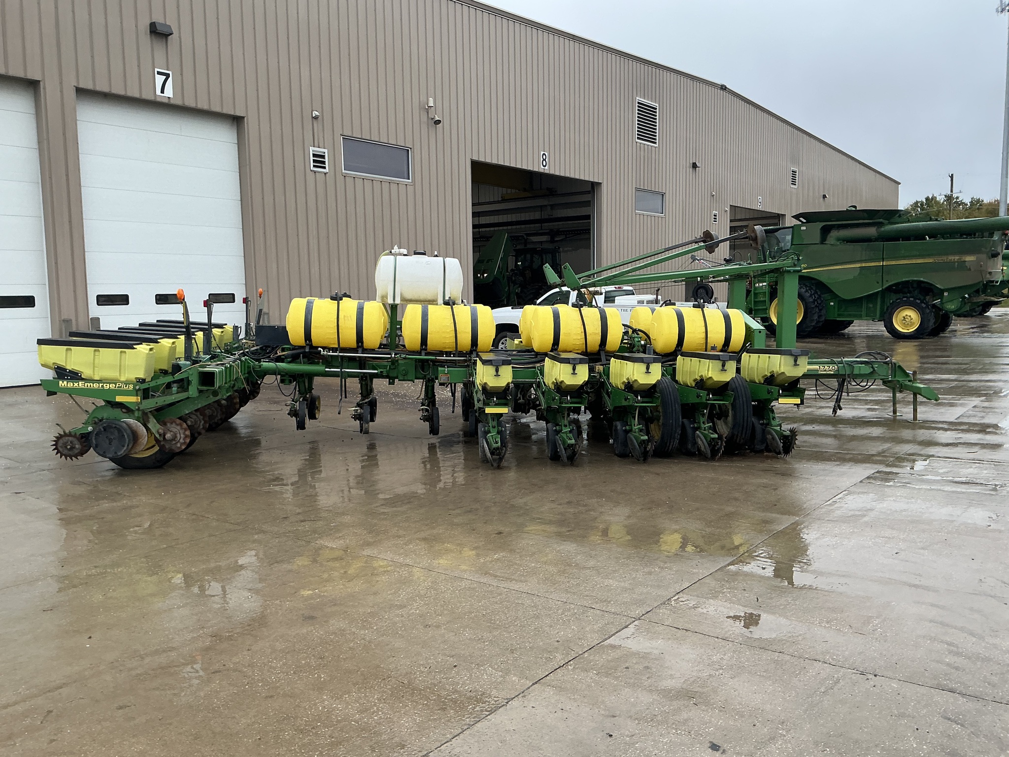 2001 John Deere 1770 Image 5