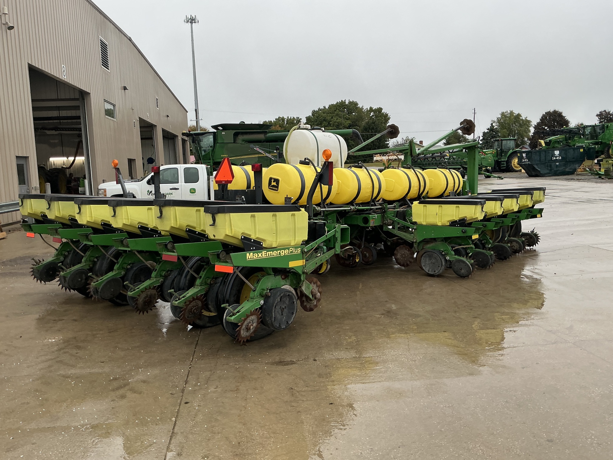 2001 John Deere 1770 Image 3