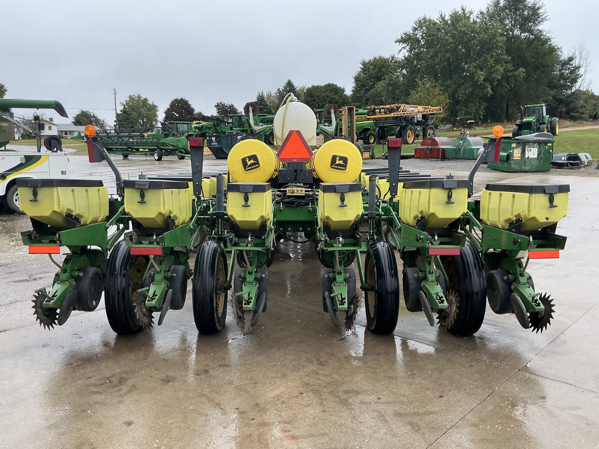 2001 John Deere 1770 Image 4