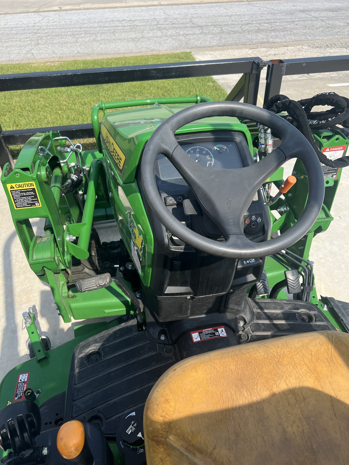 2023 John Deere 1025R Image 8