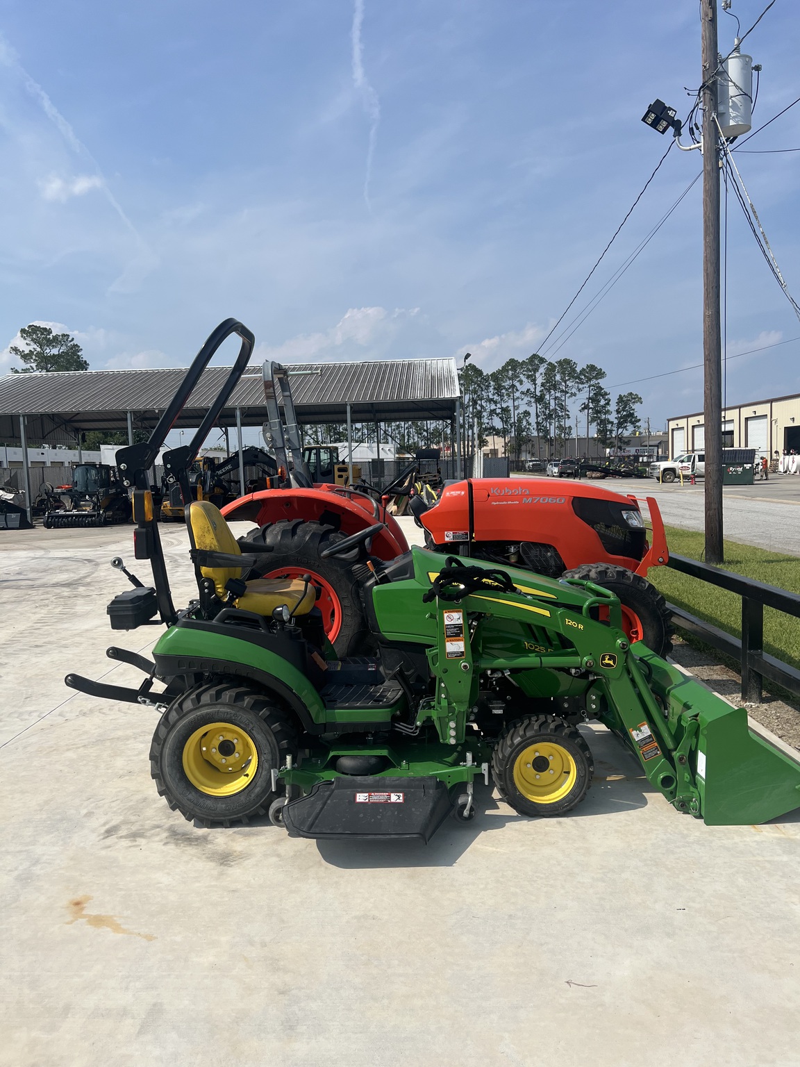 2023 John Deere 1025R Image 1