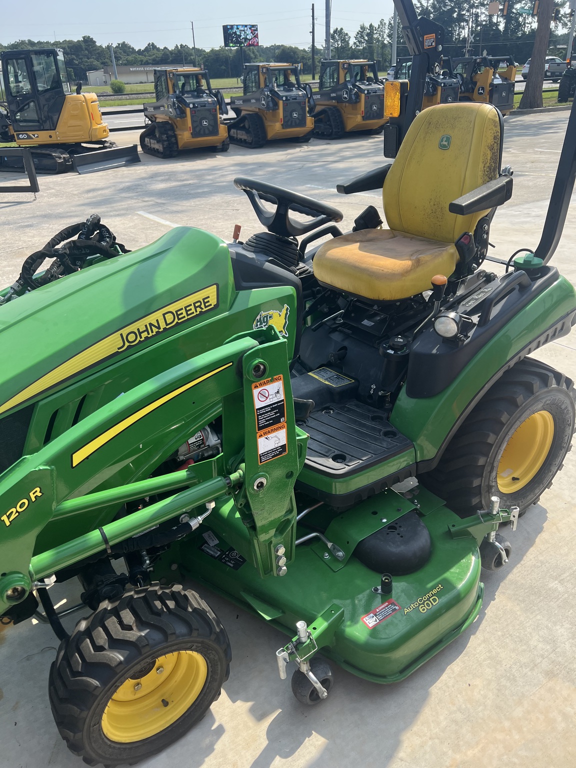 2023 John Deere 1025R Image 6