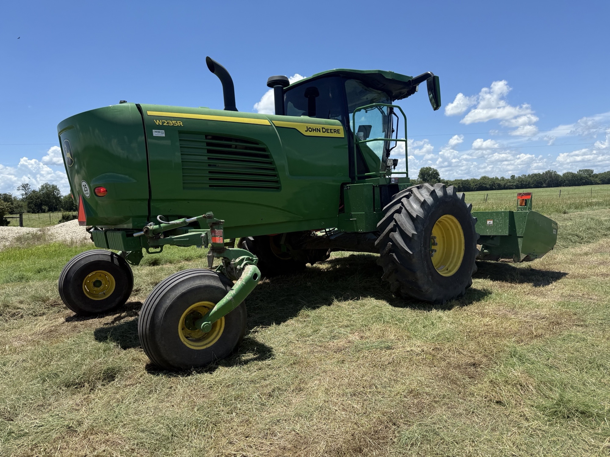 2022 John Deere W235R Image 8