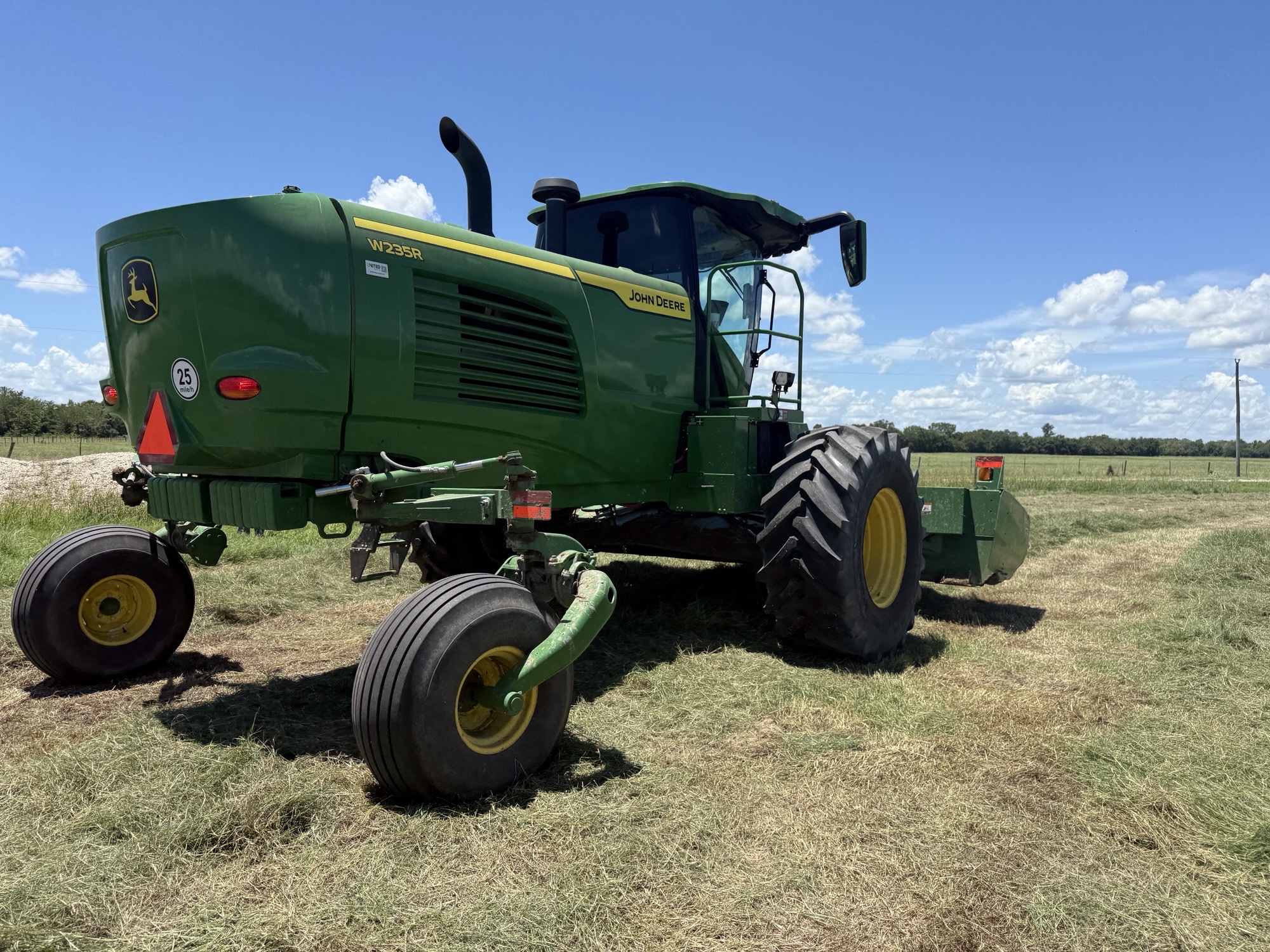 2022 John Deere W235R Image 9