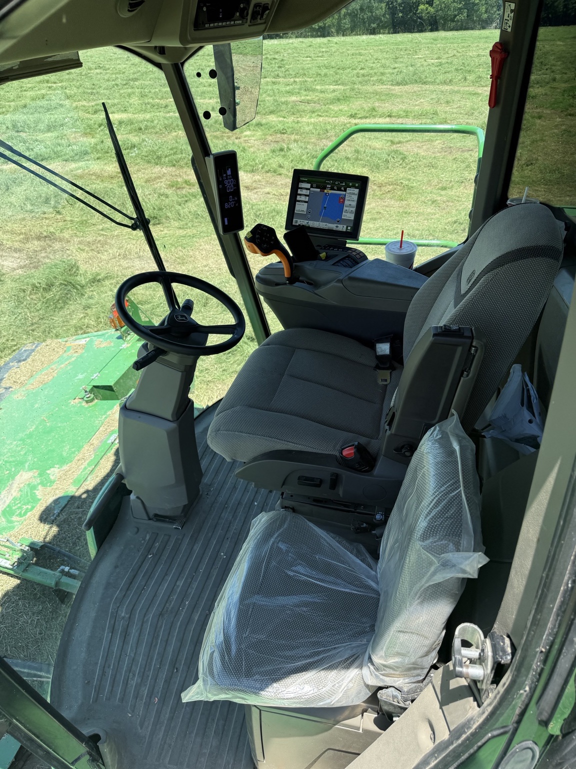 2022 John Deere W235R Image 18