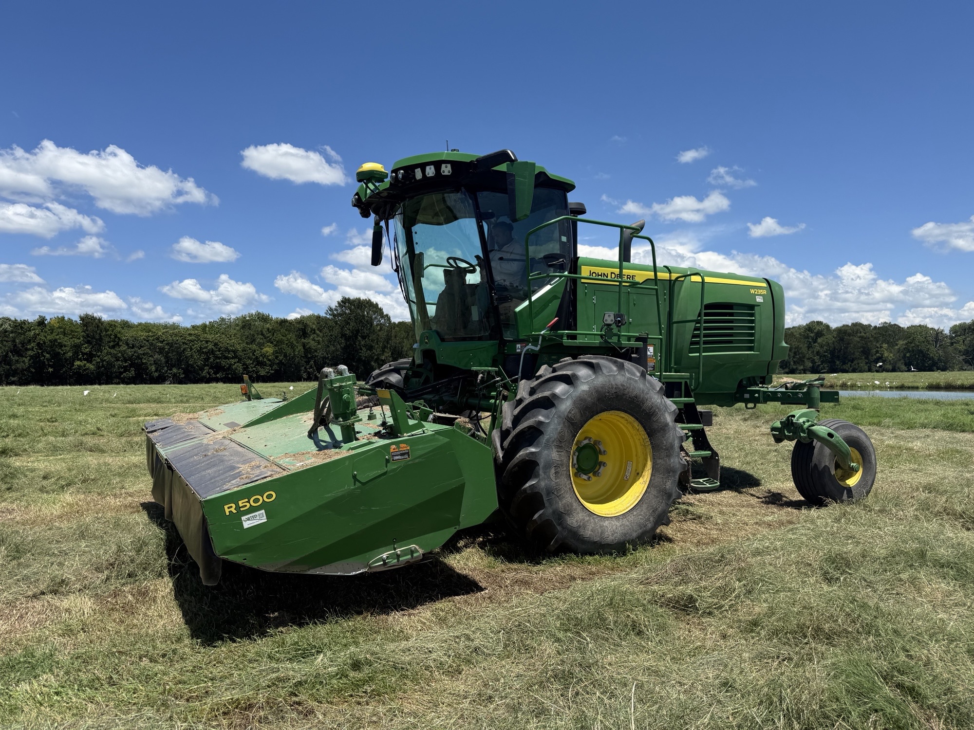 2022 John Deere W235R Image 3