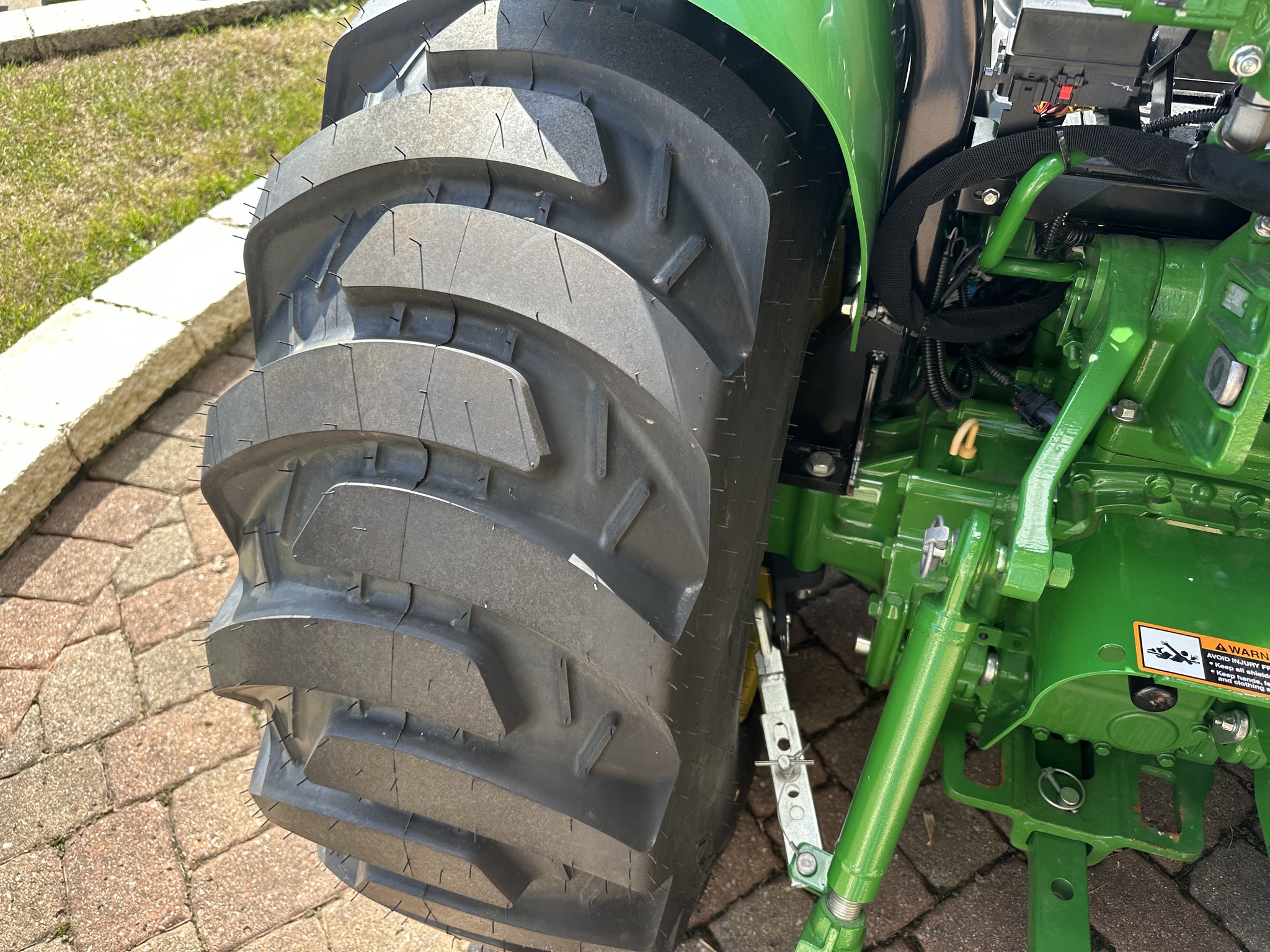 2024 John Deere 3033R Image 4