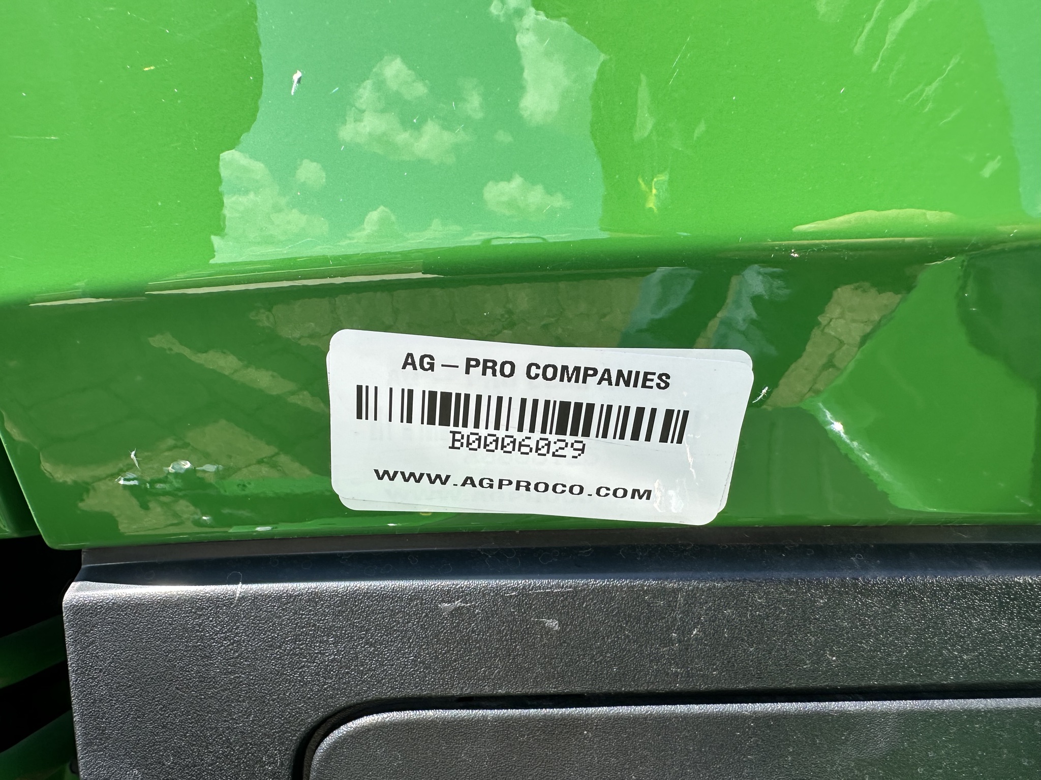 2024 John Deere 3033R Image 10