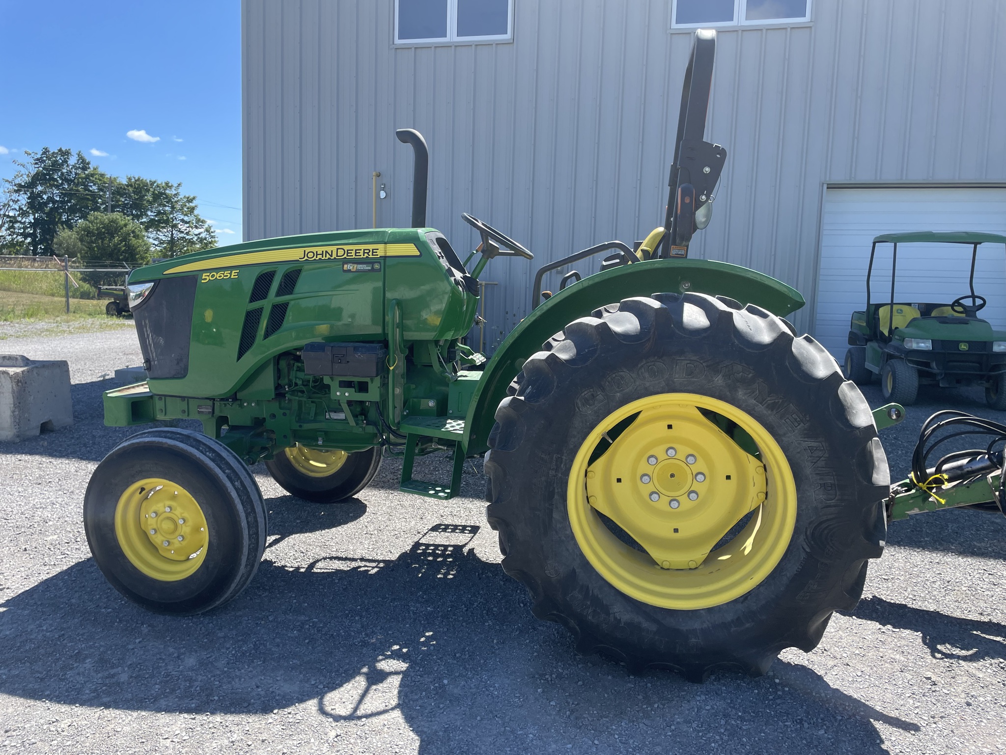 2017 John Deere 5065E Image 2