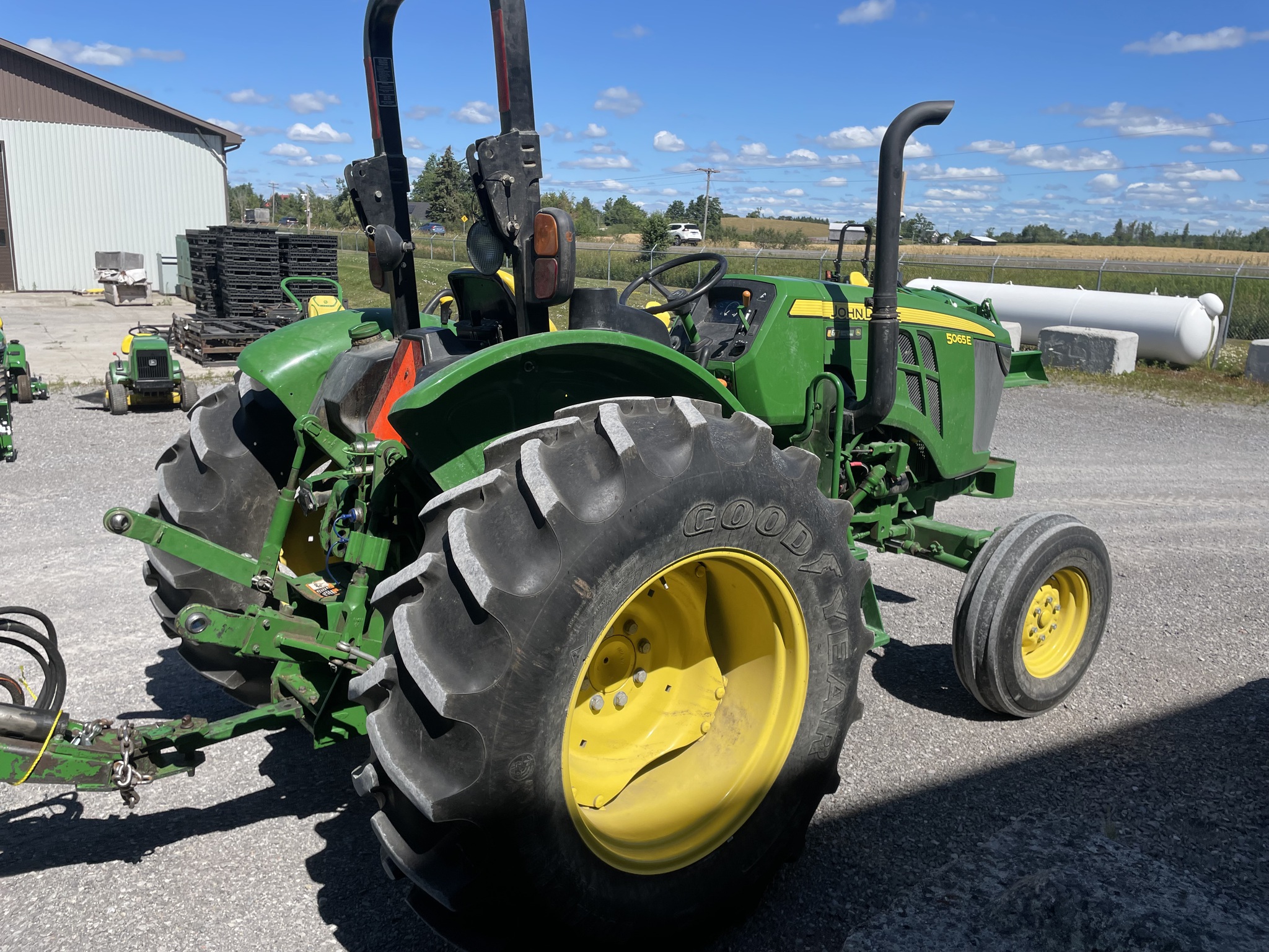 2017 John Deere 5065E Image 4