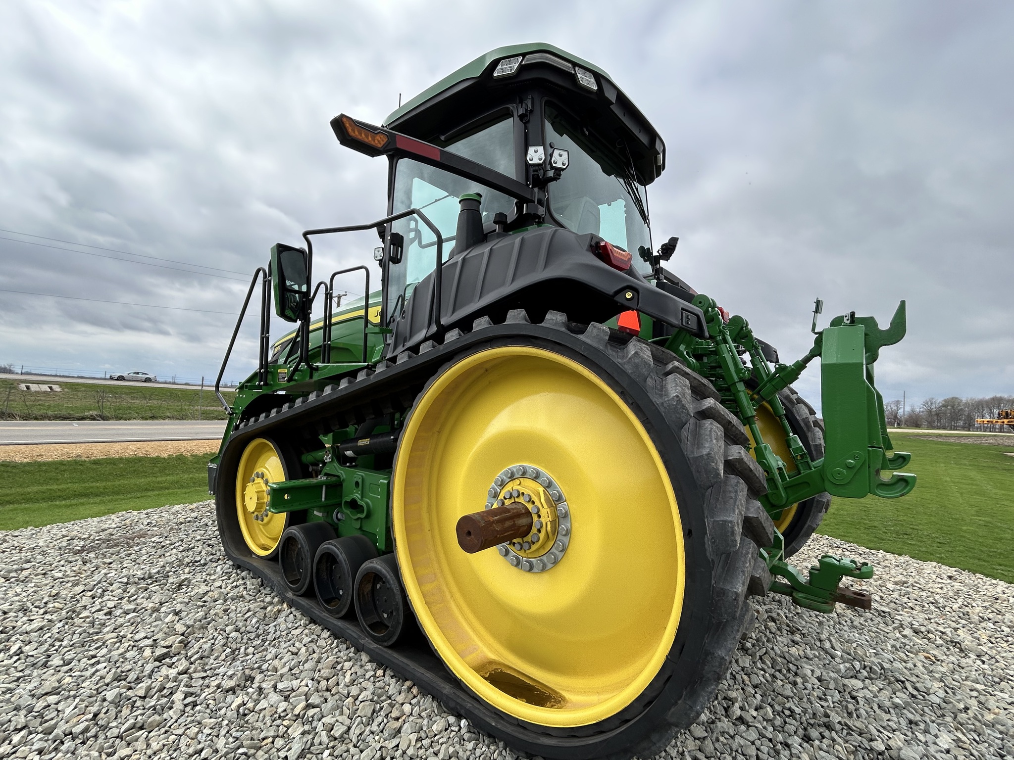  2022 John Deere 8RT 370 at Heritage Tractor in Dixon, IL