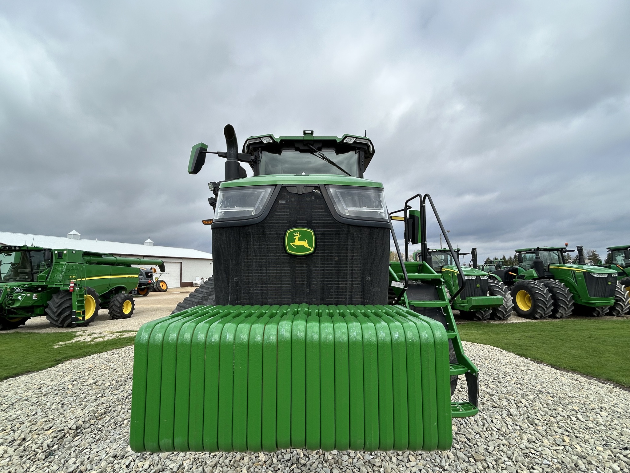  2022 John Deere 8RT 370 at Heritage Tractor in Dixon, IL