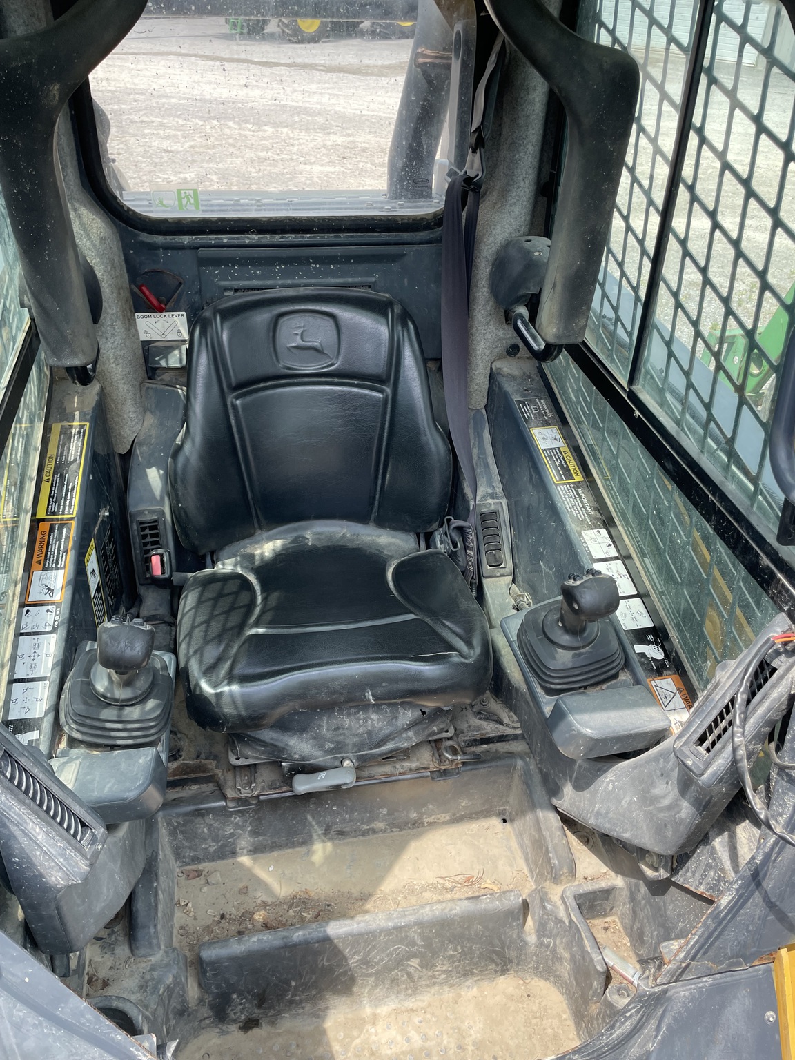 2014 John Deere 333E Image 8