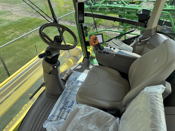 Used 2022 John Deere 8500 Self Propelled Forage Harvesters at Horizon Ag & Turf in Warburg, AB - Photo9