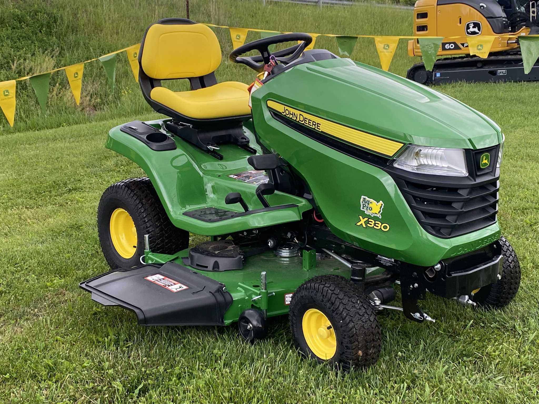 2025 John Deere X330 Image 5