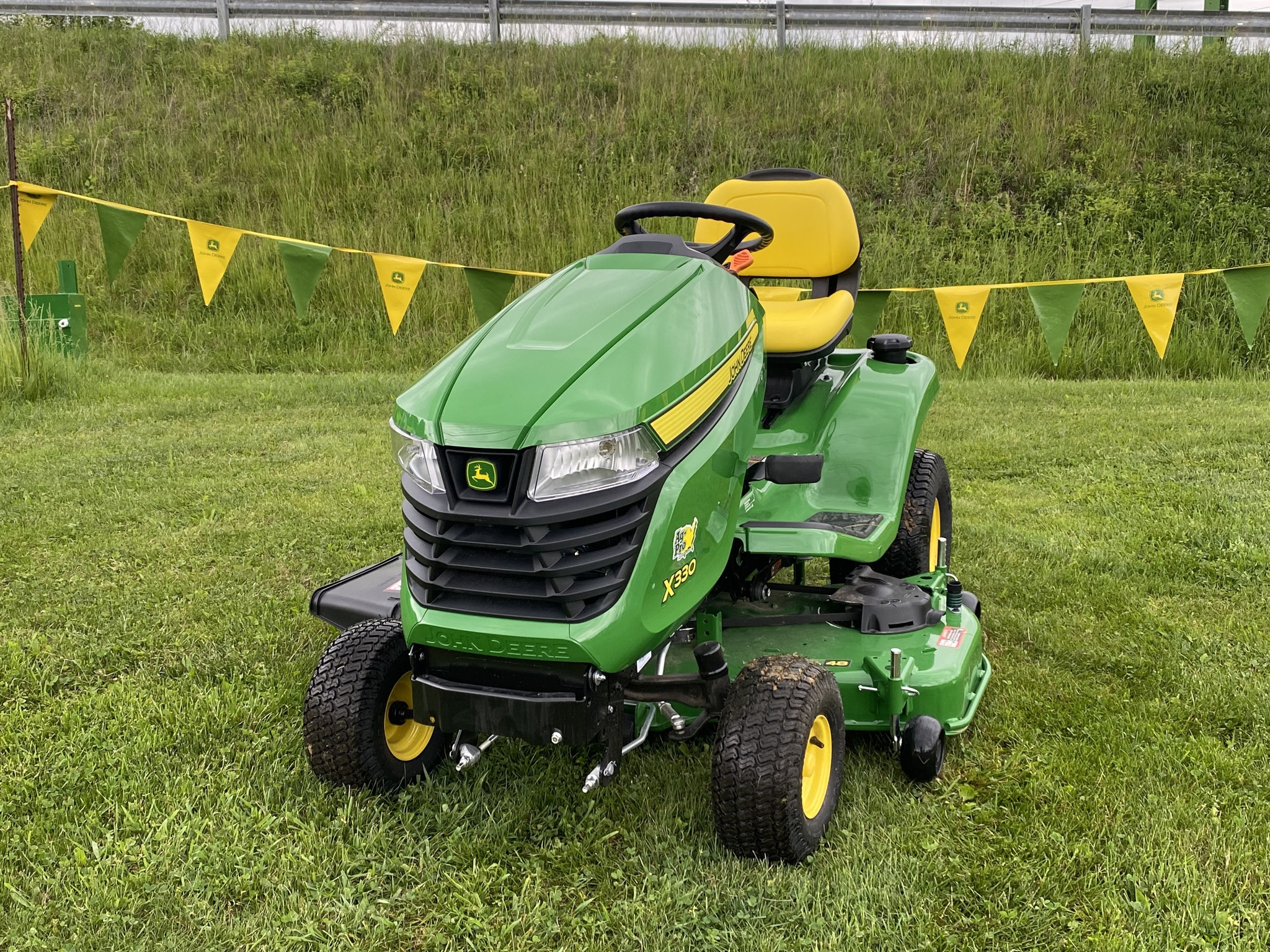 2025 John Deere X330 Image 6