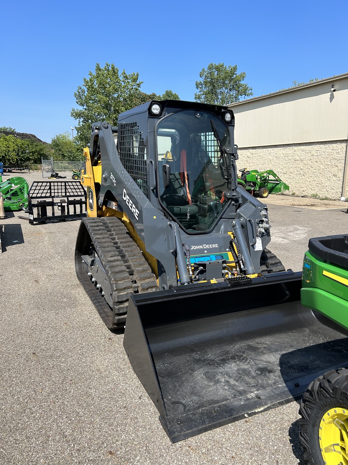 2025 John Deere 317G Image 4