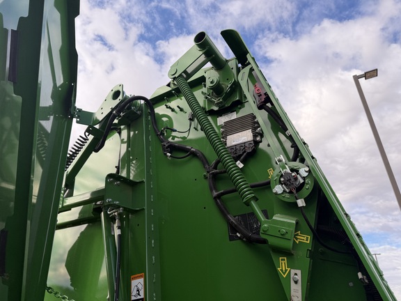 2025 John Deere 561M - Photo24