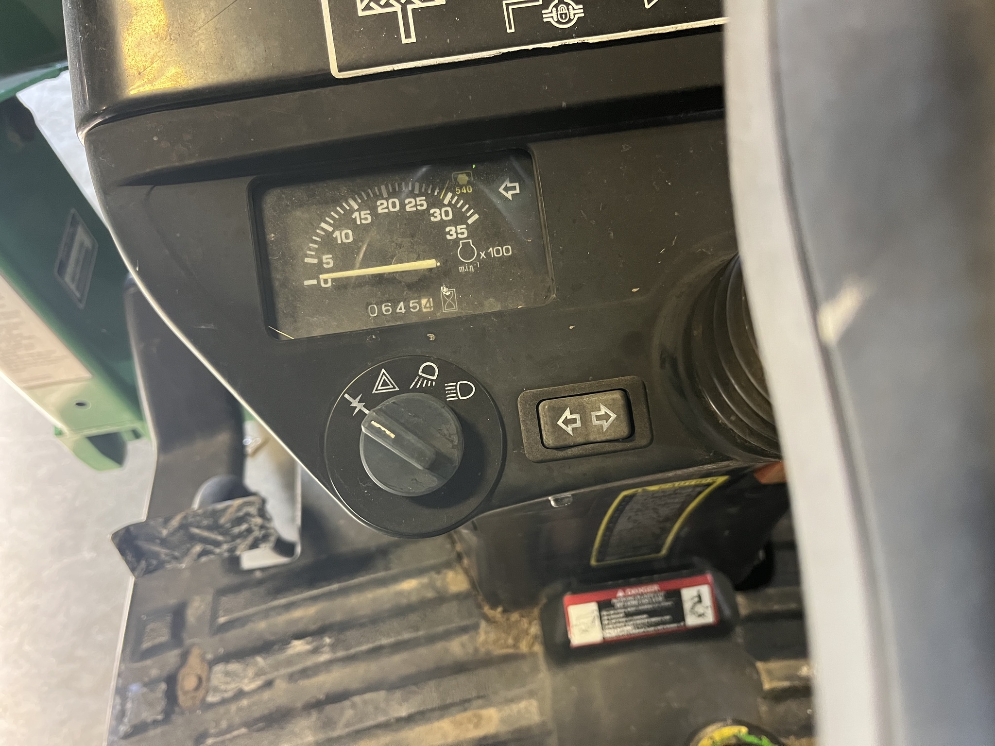 2005 John Deere 2210 Image 5