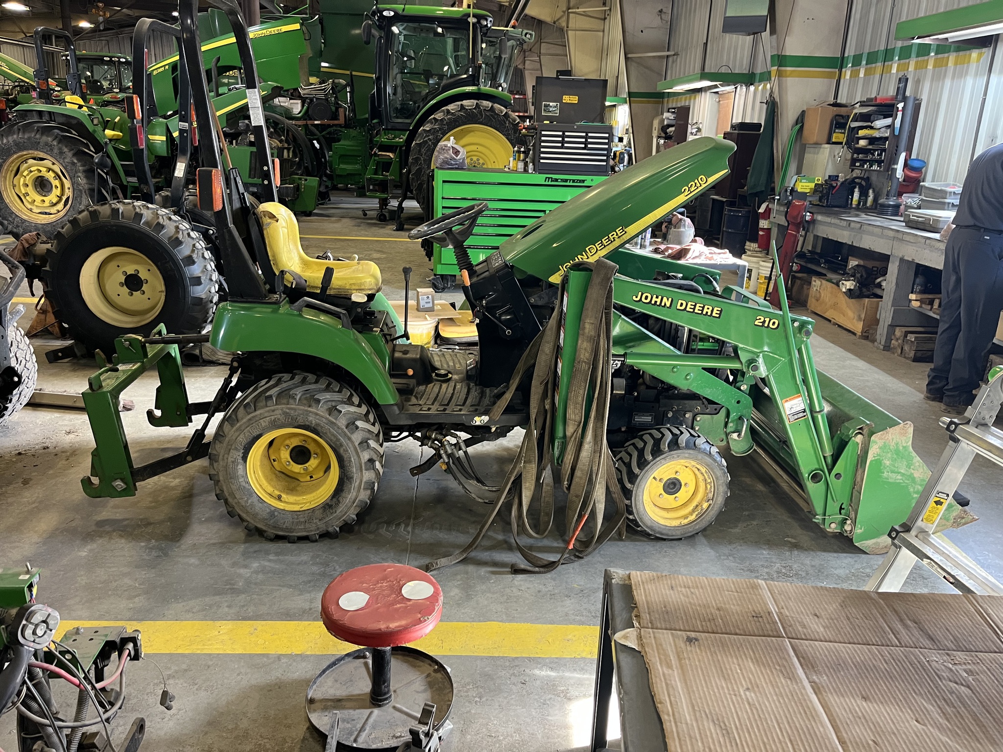 2005 John Deere 2210 Image 2