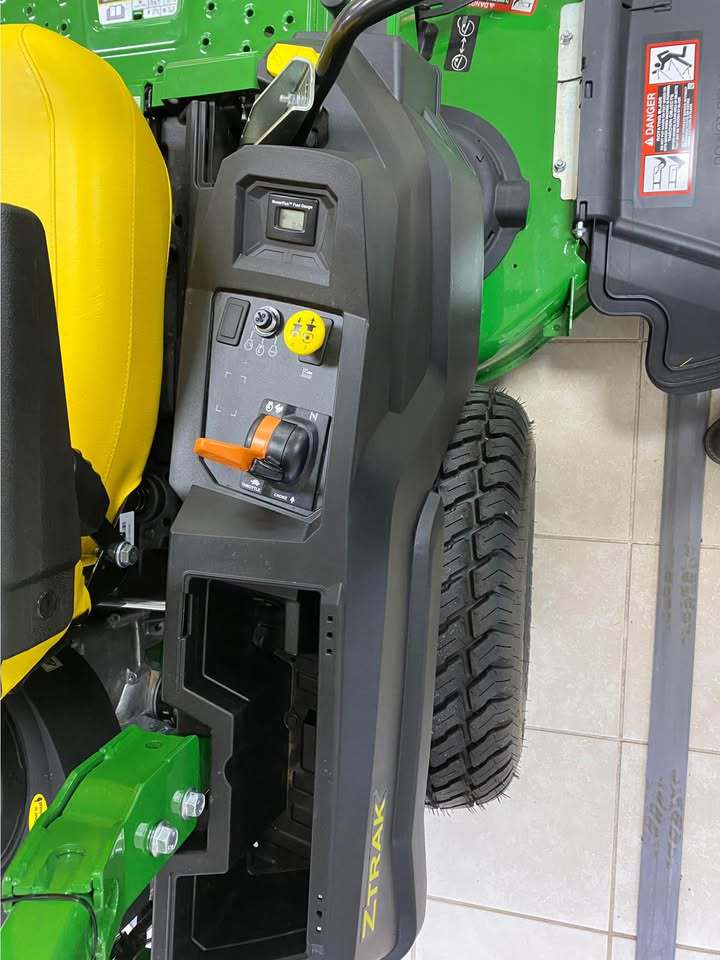 2025 John Deere Z515E Image 8