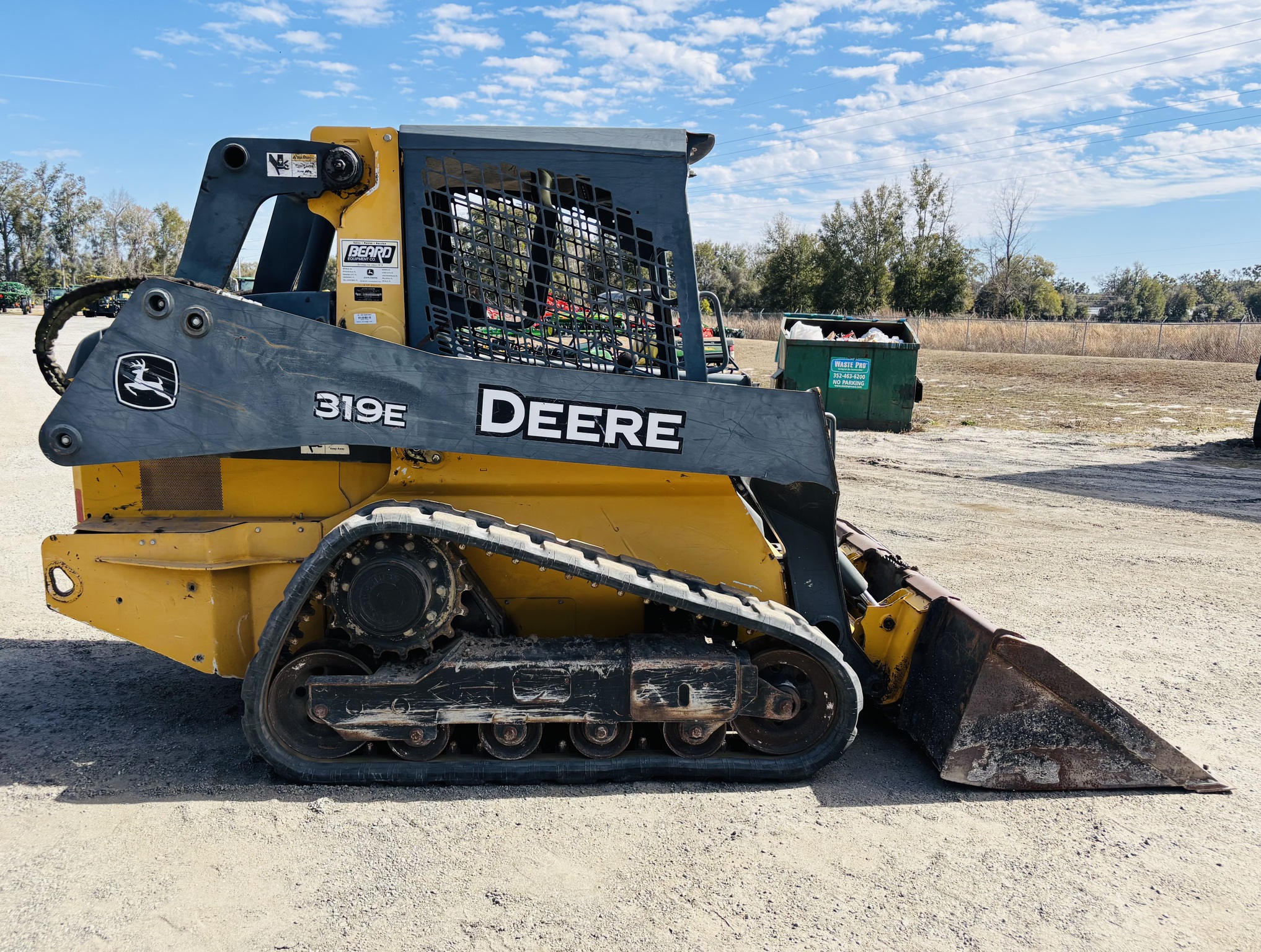 2015 John Deere 319E Image 2