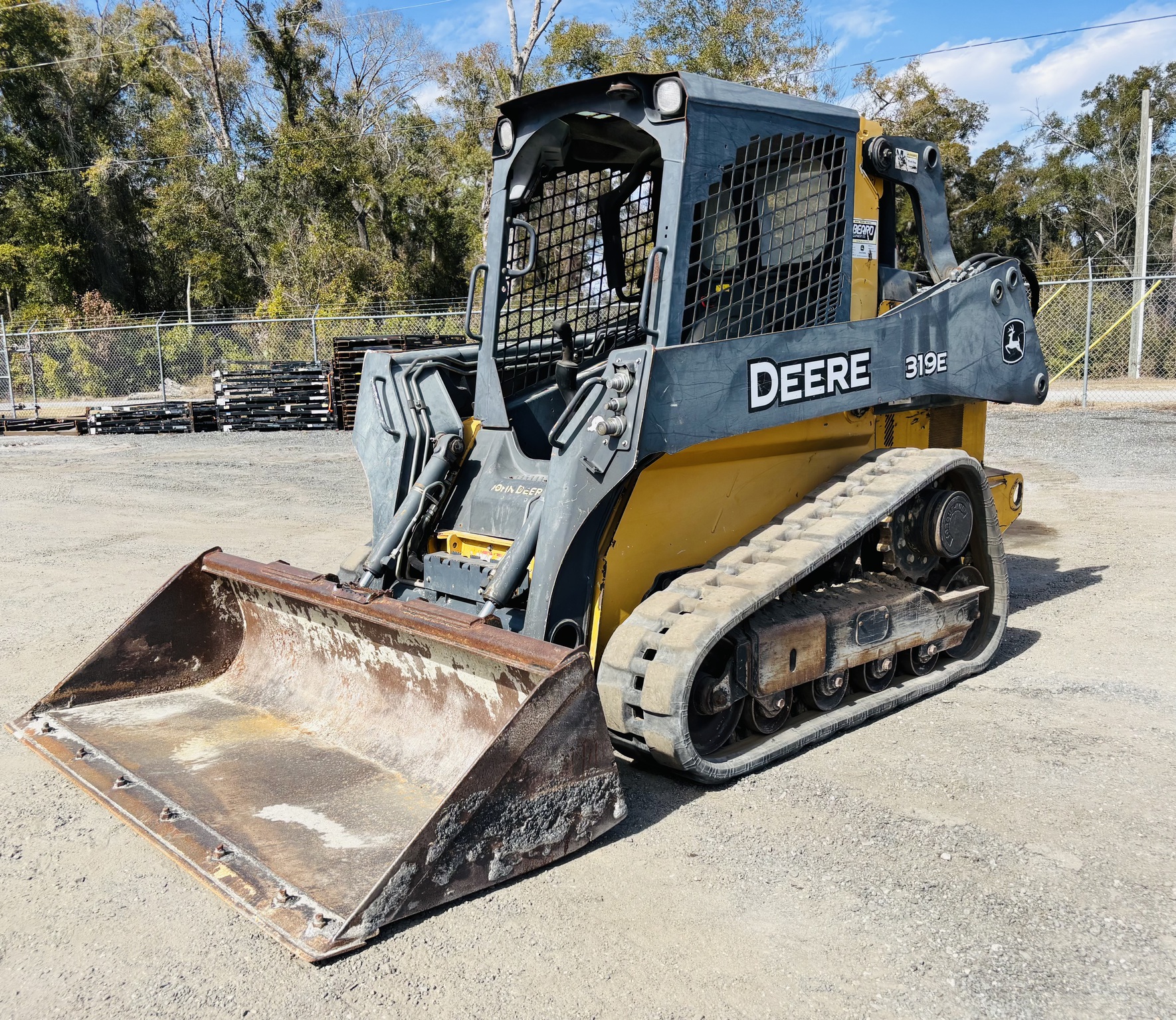 2015 John Deere 319E Image 7