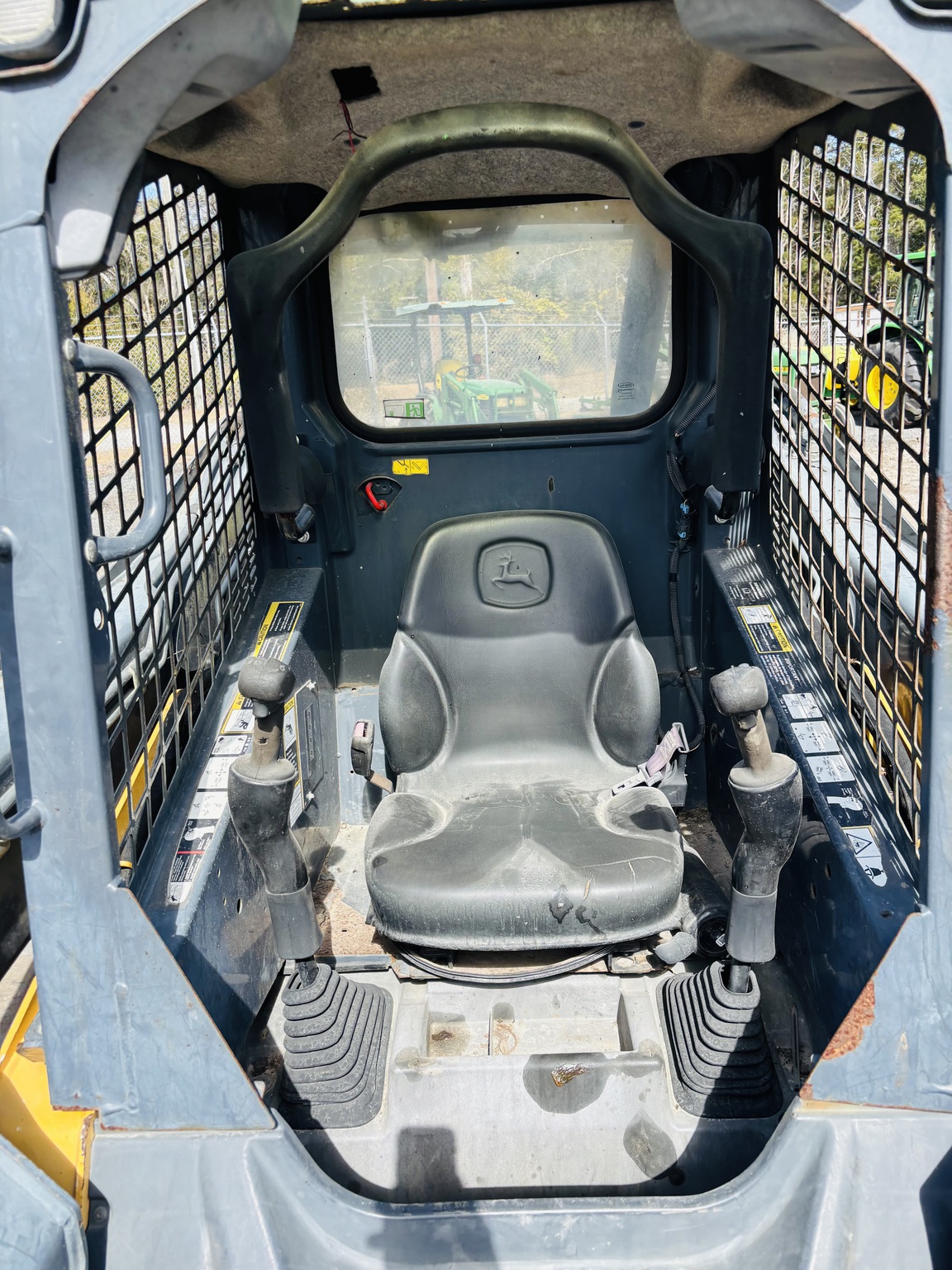 2015 John Deere 319E Image 8