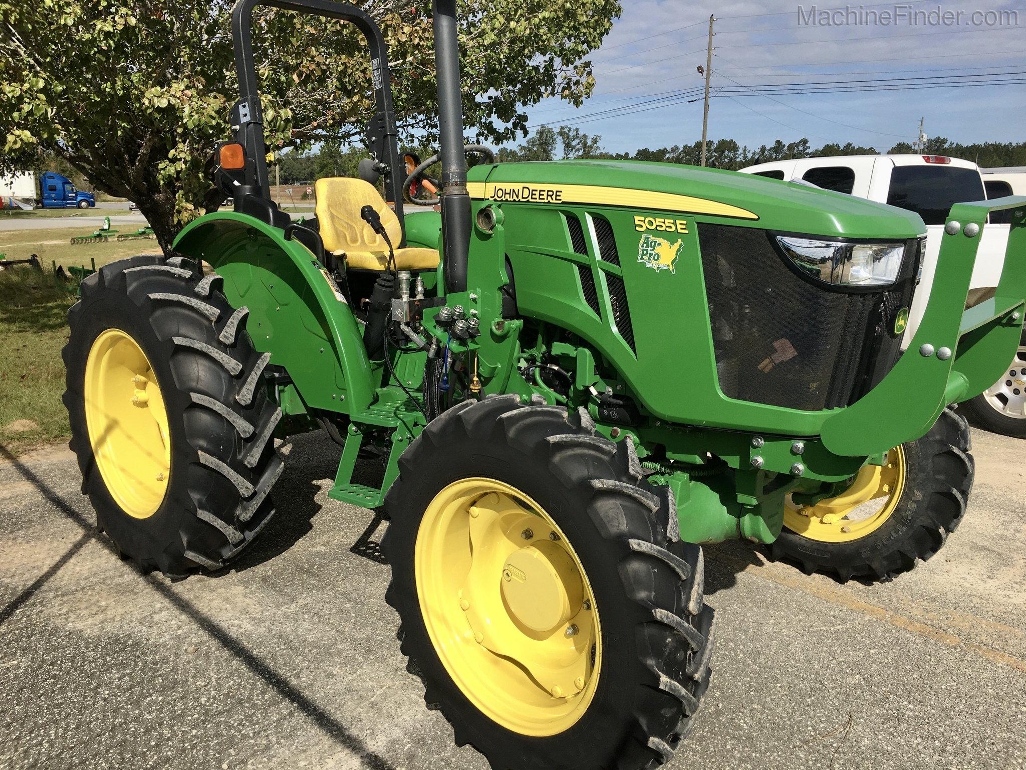 2015 John Deere 5055E Image 4