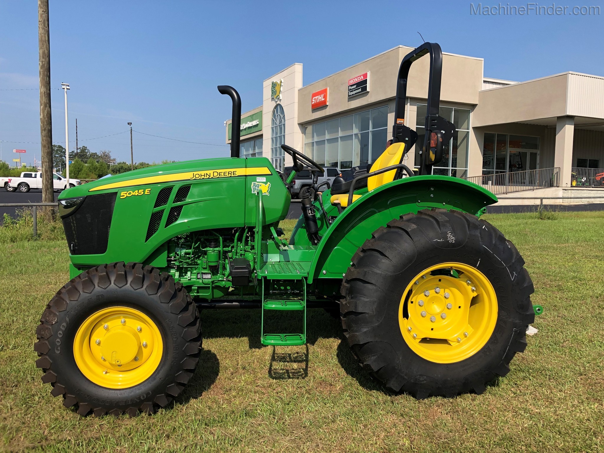 2020 John Deere 5045E Image 2