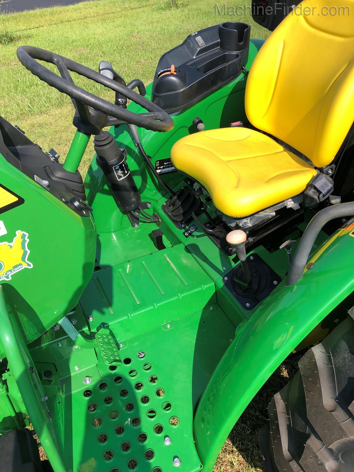 2020 John Deere 5045E Image 10