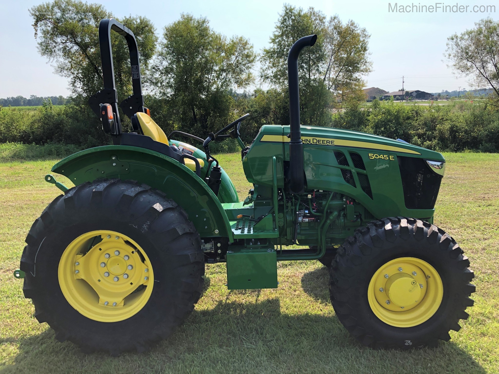 2020 John Deere 5045E Image 4