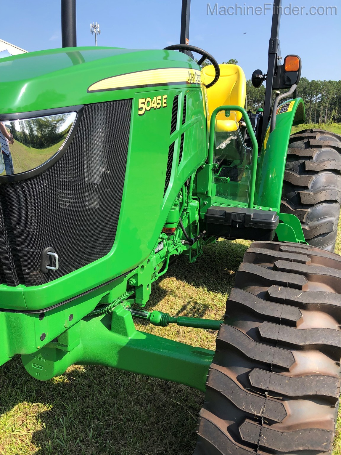 2020 John Deere 5045E Image 9