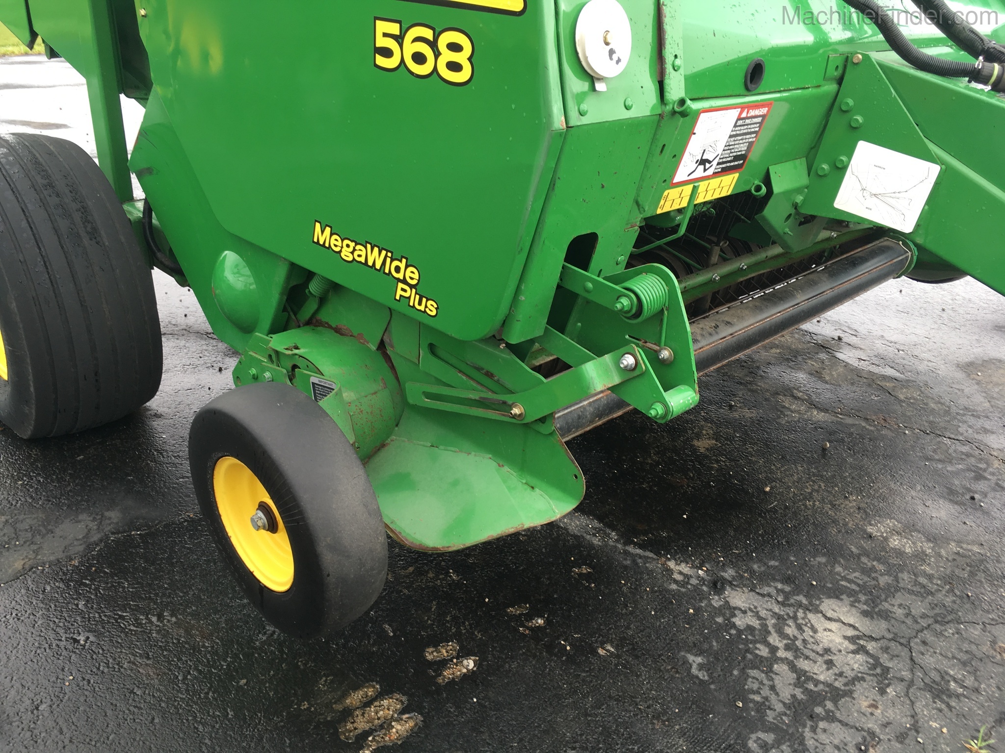 2012 John Deere 568 Image 11