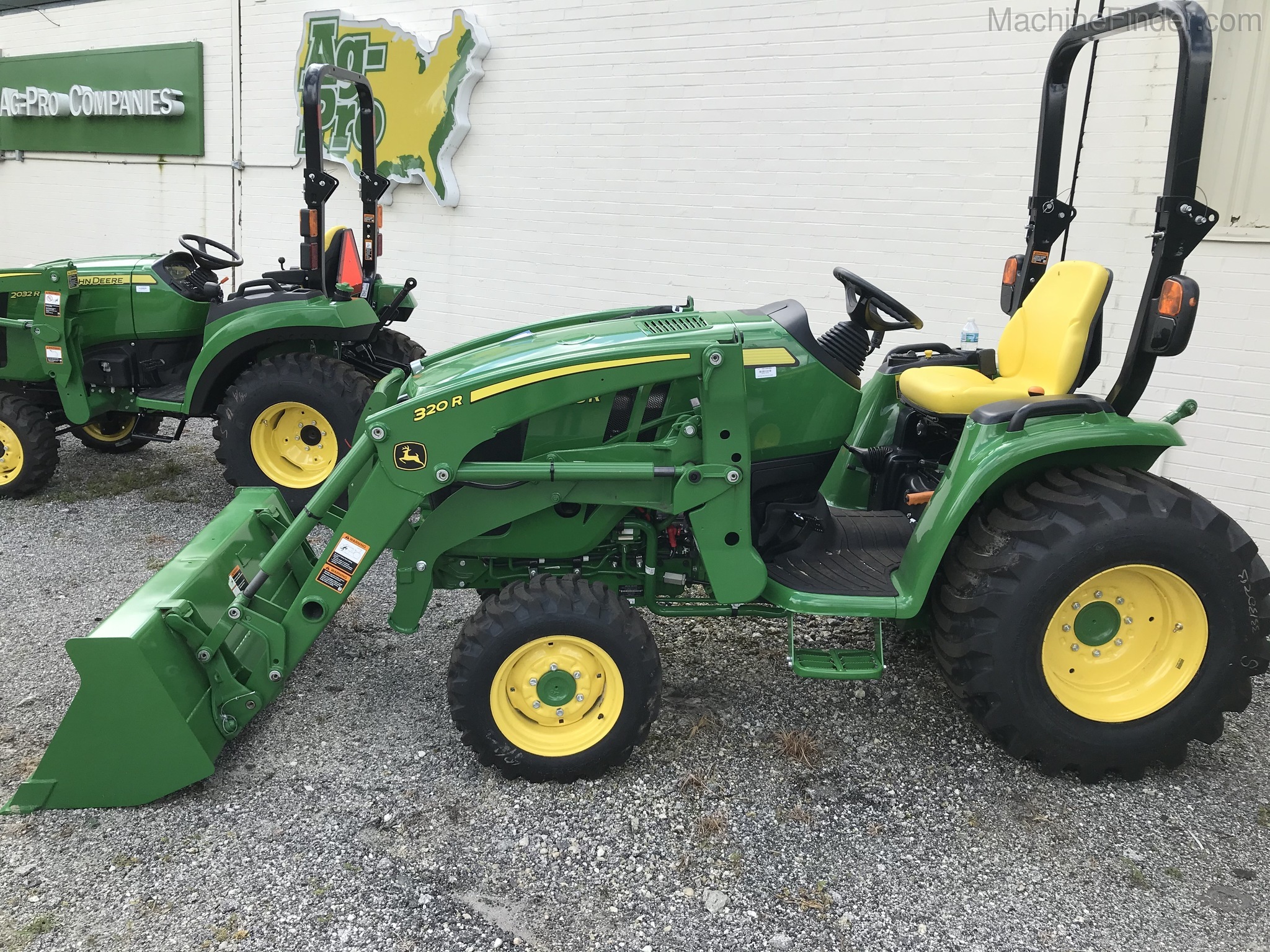 2020 John Deere 3033R Image 1