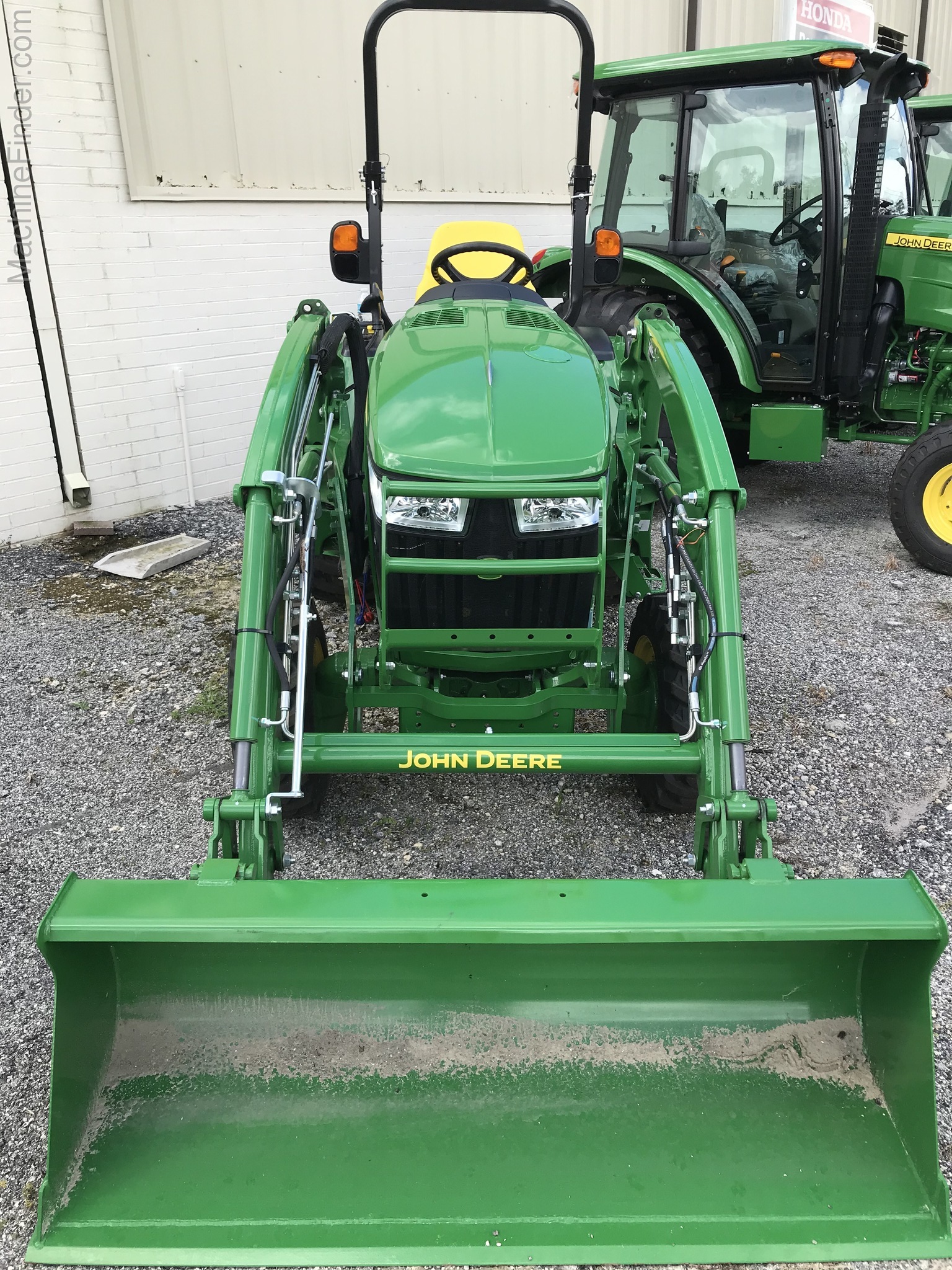 2020 John Deere 3033R Image 2