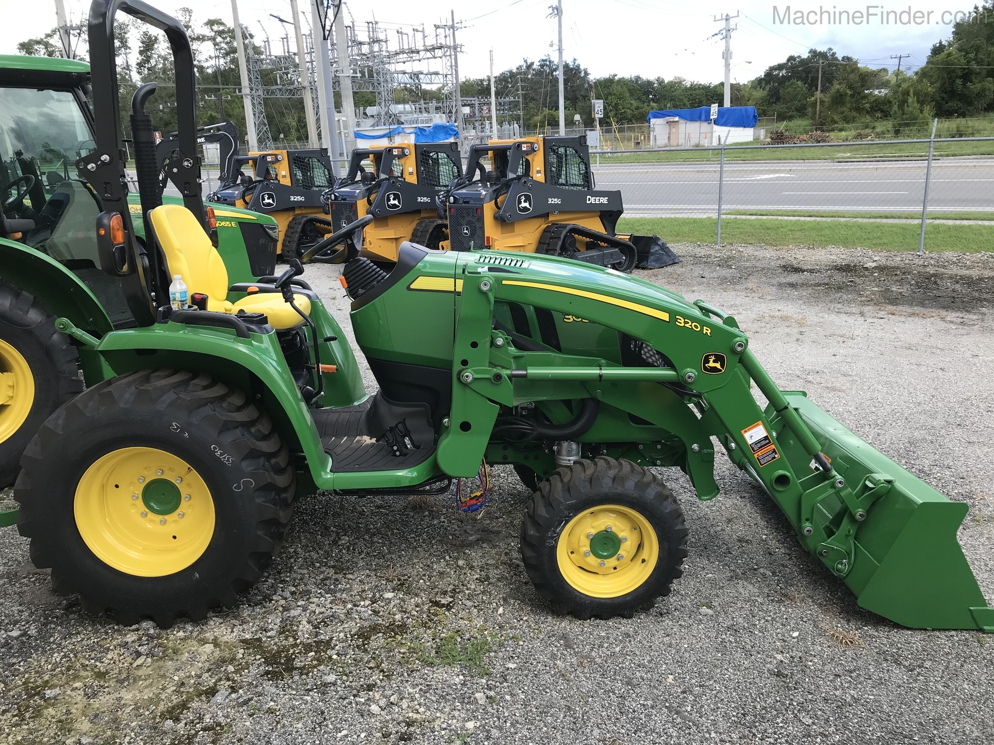 2020 John Deere 3033R Image 3