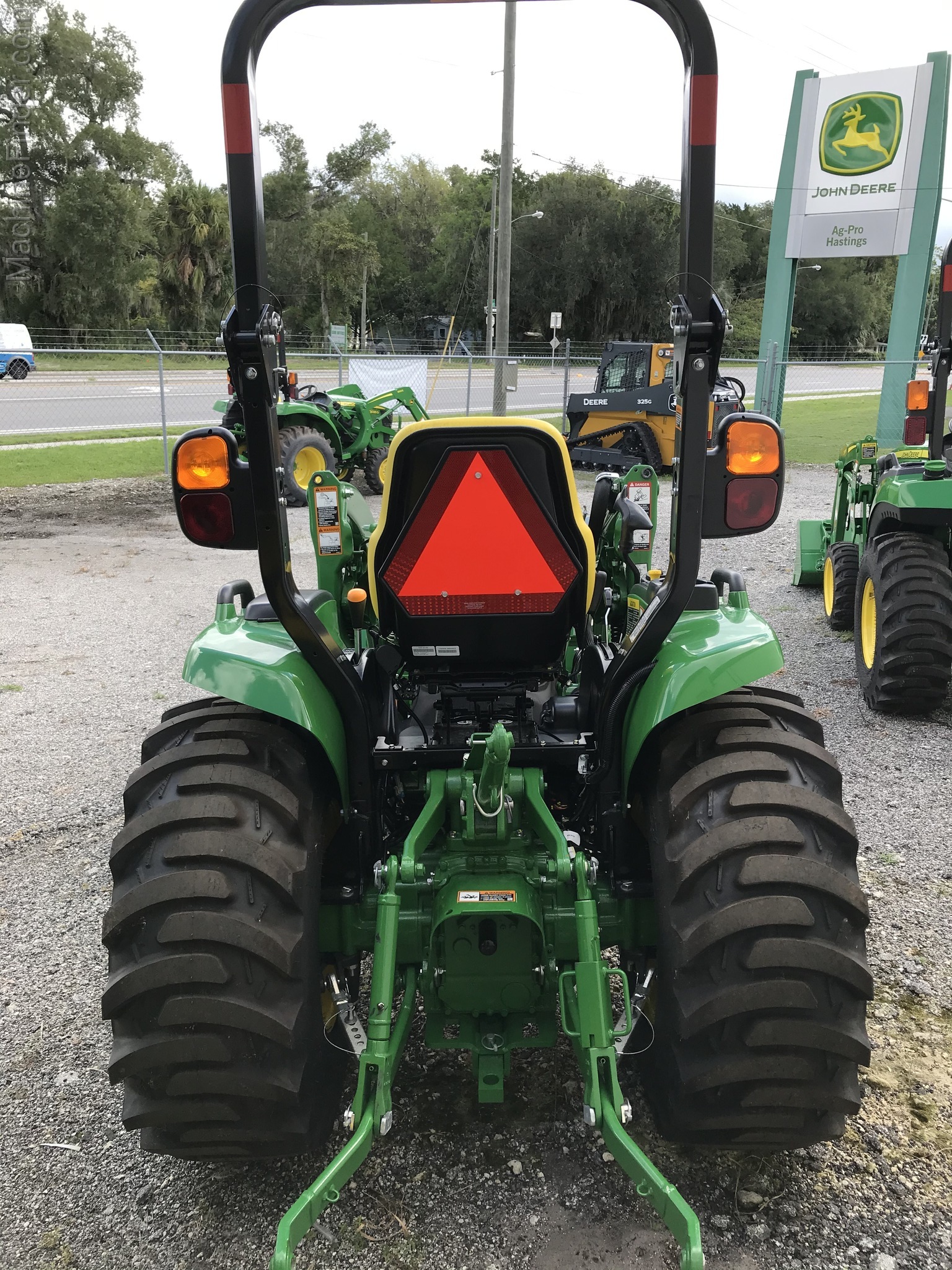 2020 John Deere 3033R Image 4
