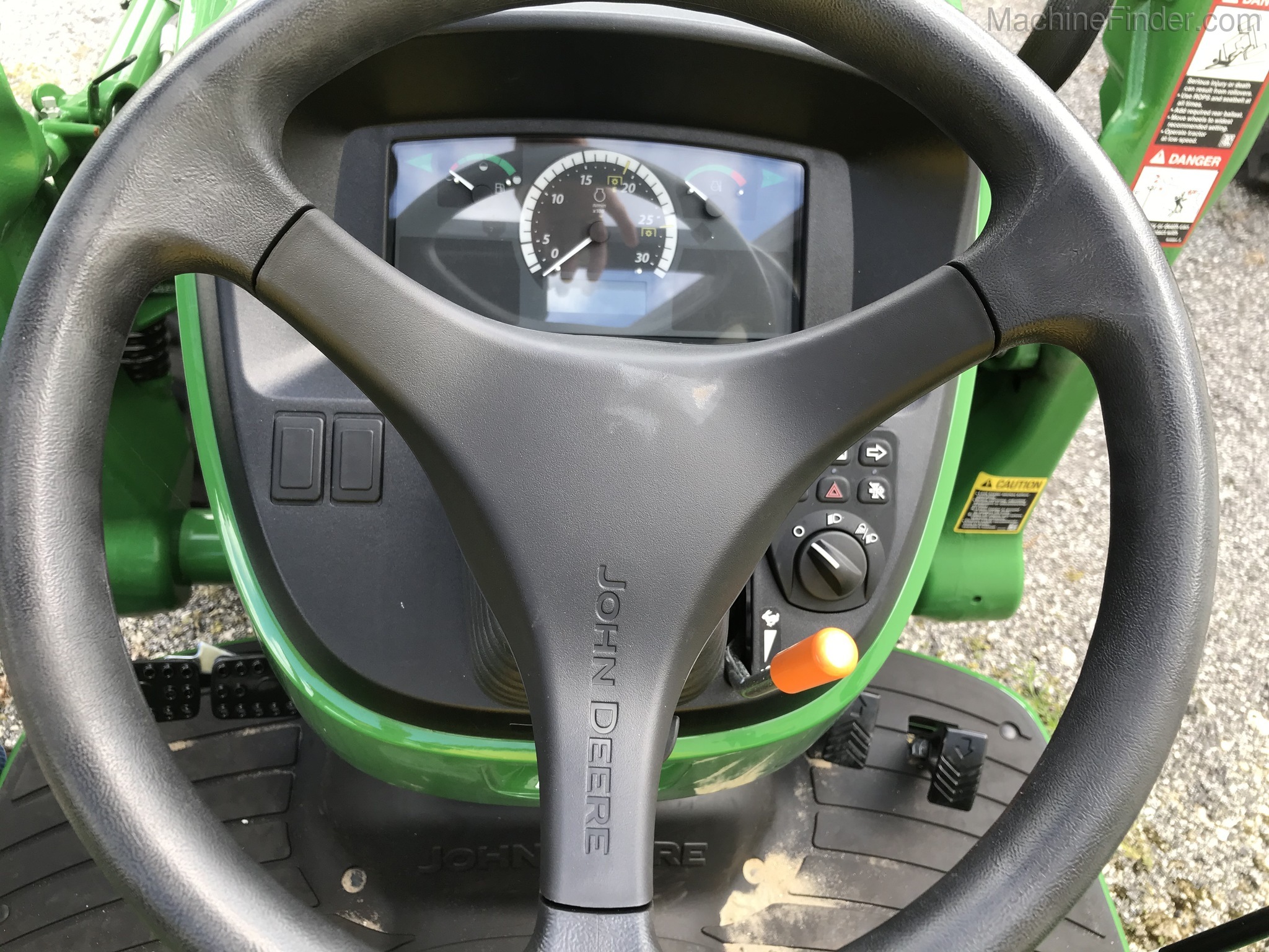 2020 John Deere 3033R Image 6
