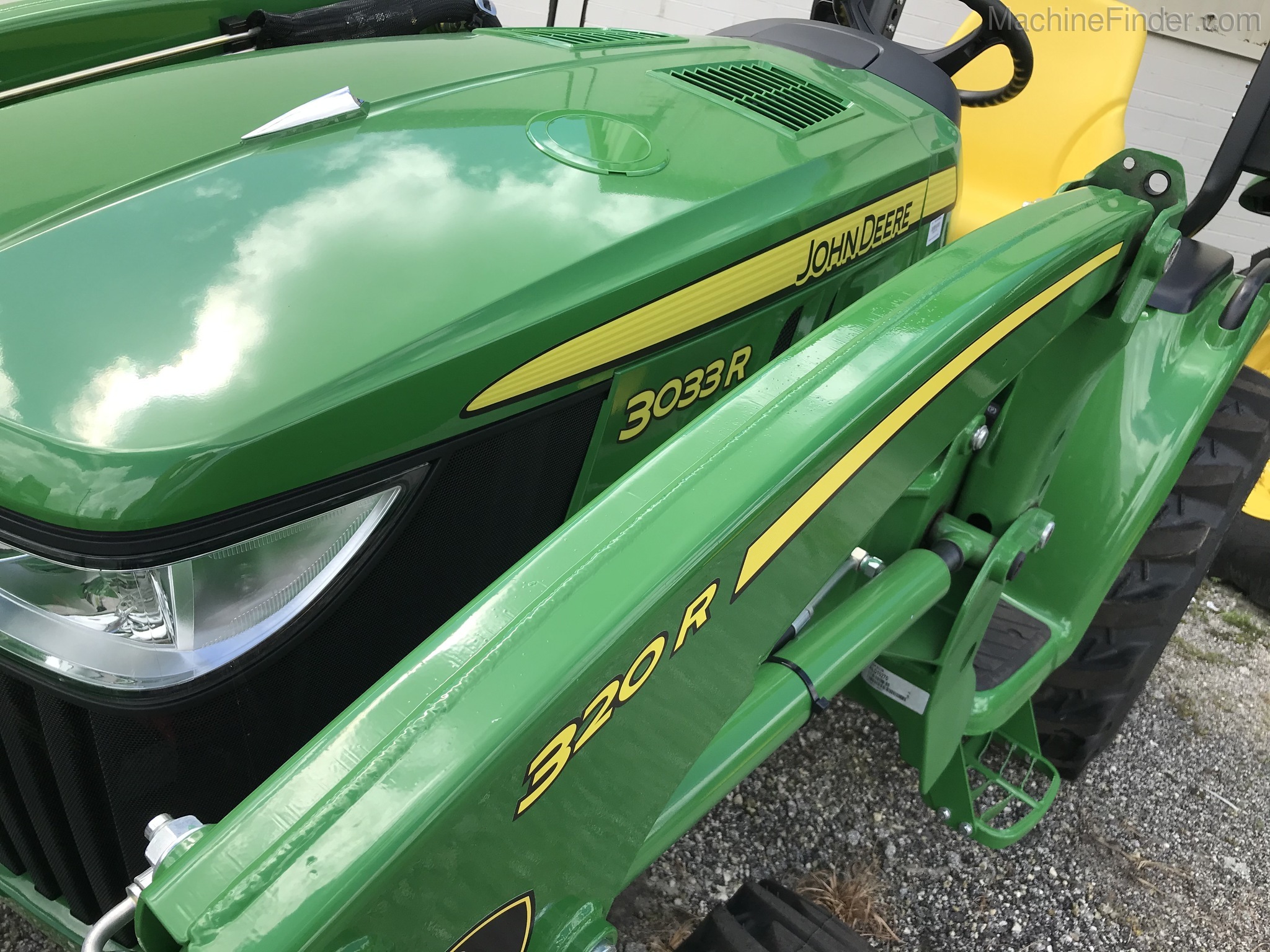 2020 John Deere 3033R Image 7