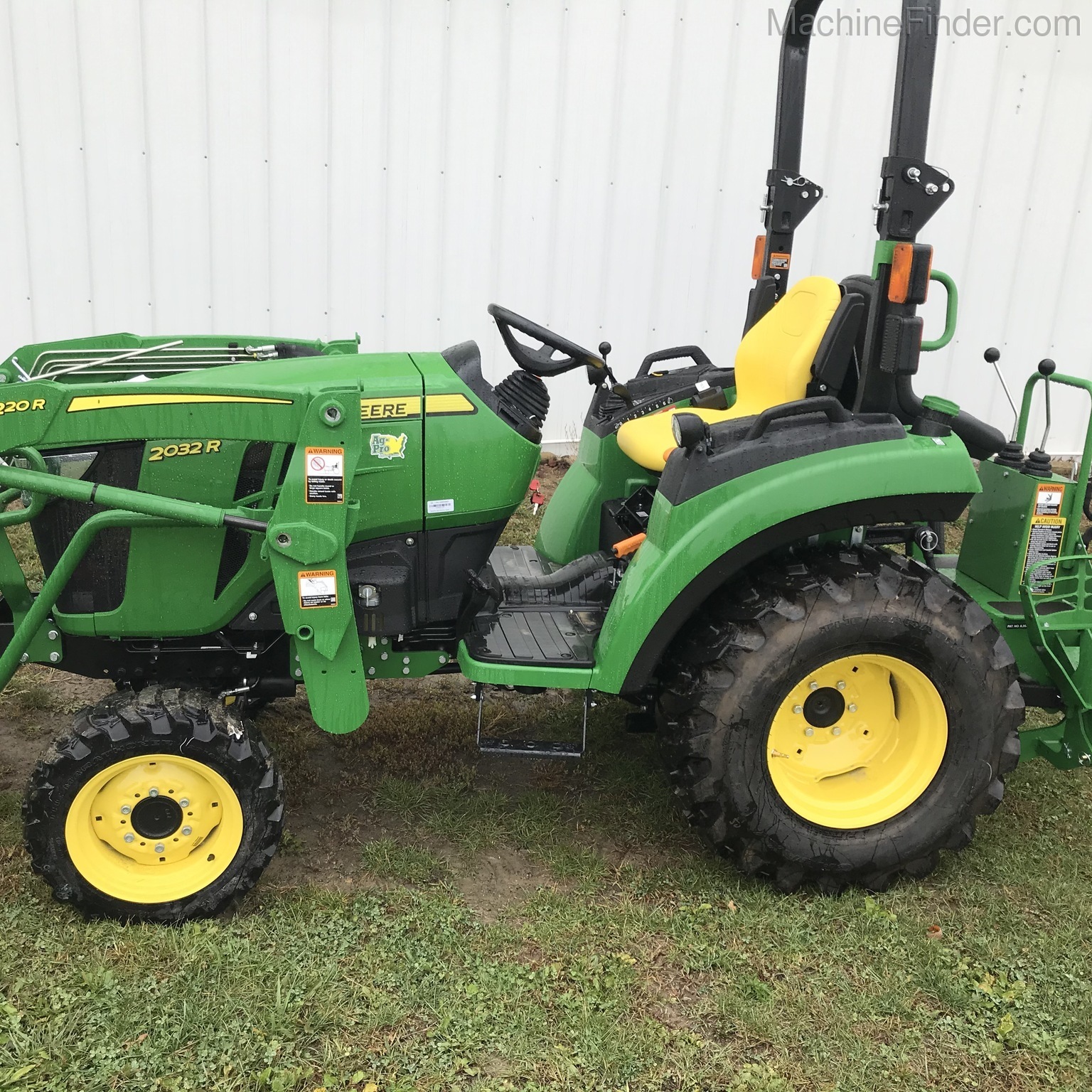 2020 John Deere 2032R Image 2