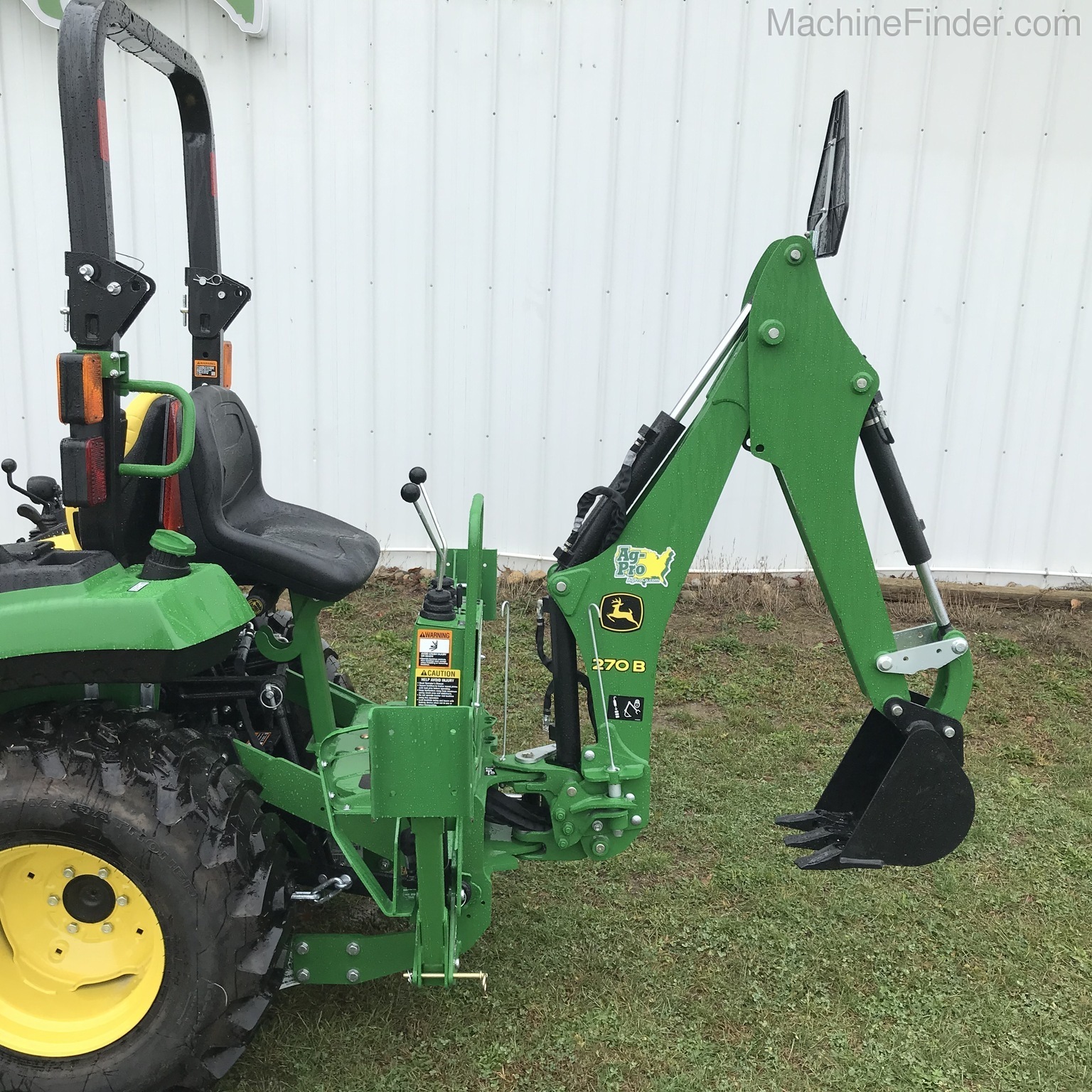 2020 John Deere 2032R Image 4