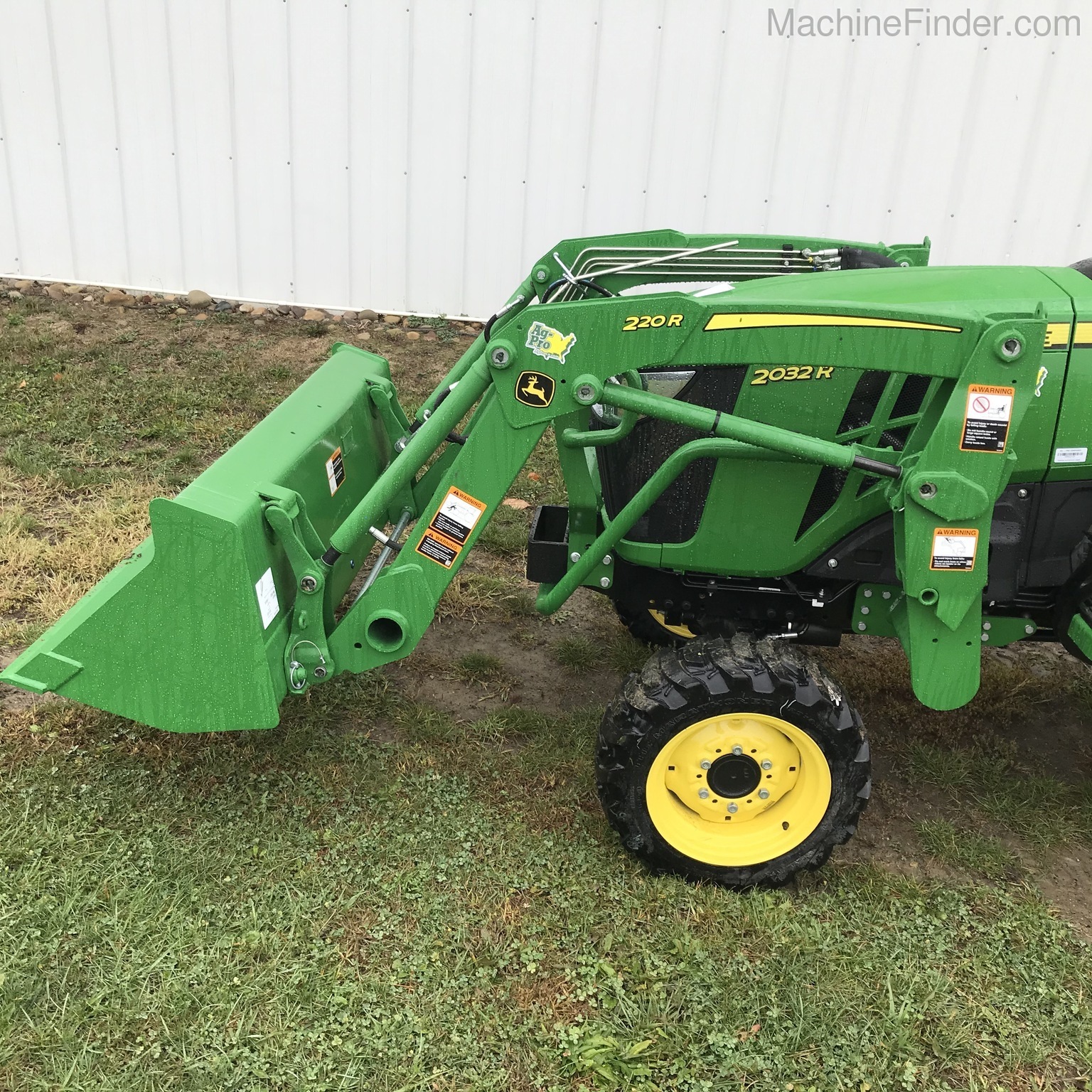 2020 John Deere 2032R Image 3