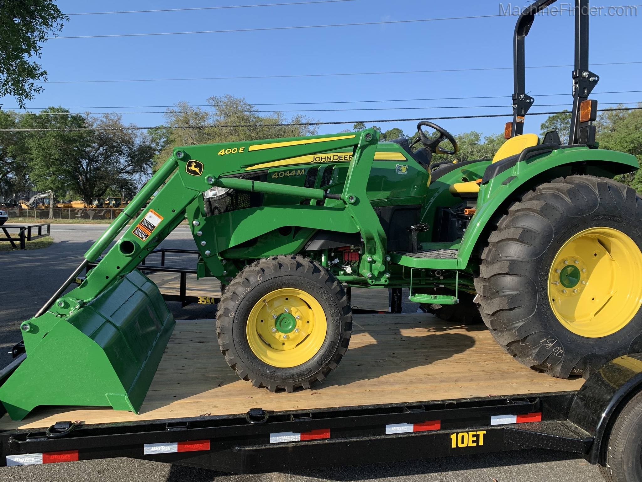 2020 John Deere 4044M Image 2