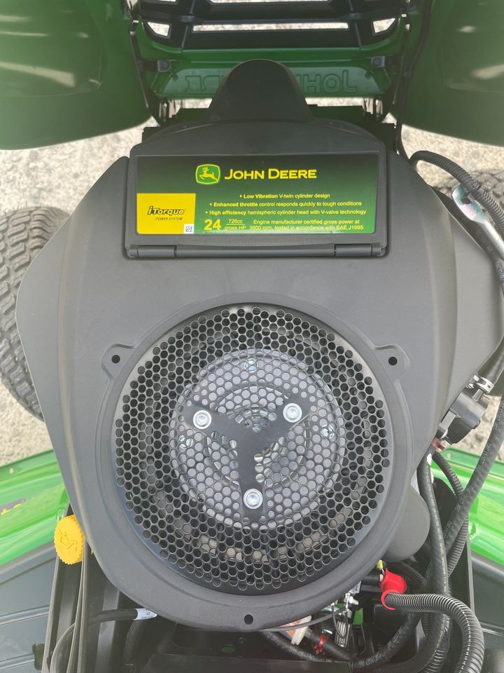 2022 John Deere X580 Image 6