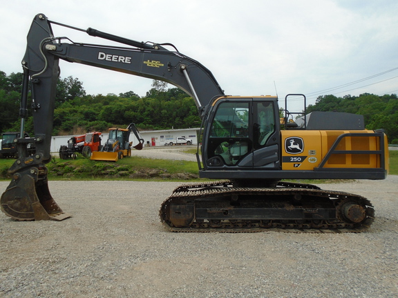 Photo of a 2023 John Deere 250P