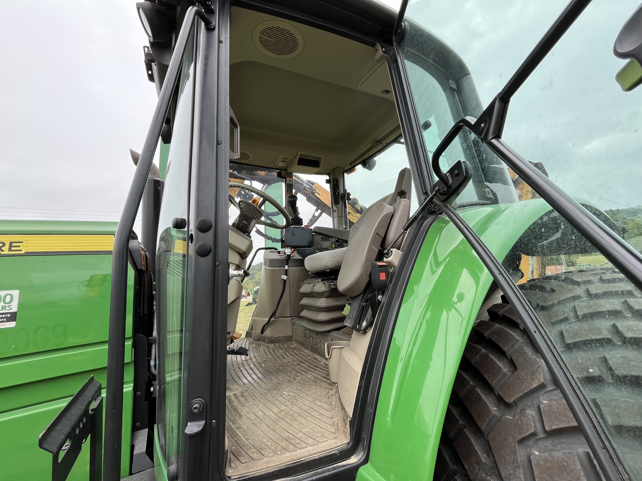 2018 John Deere 6145M Image 6