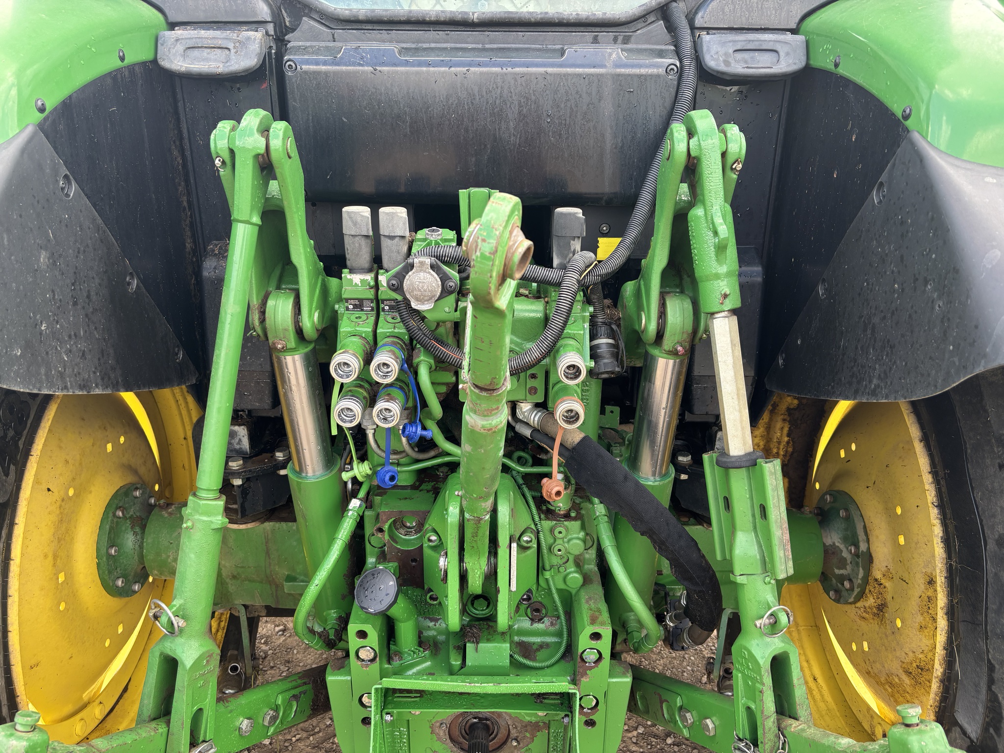 2020 John Deere 6120M Image 8