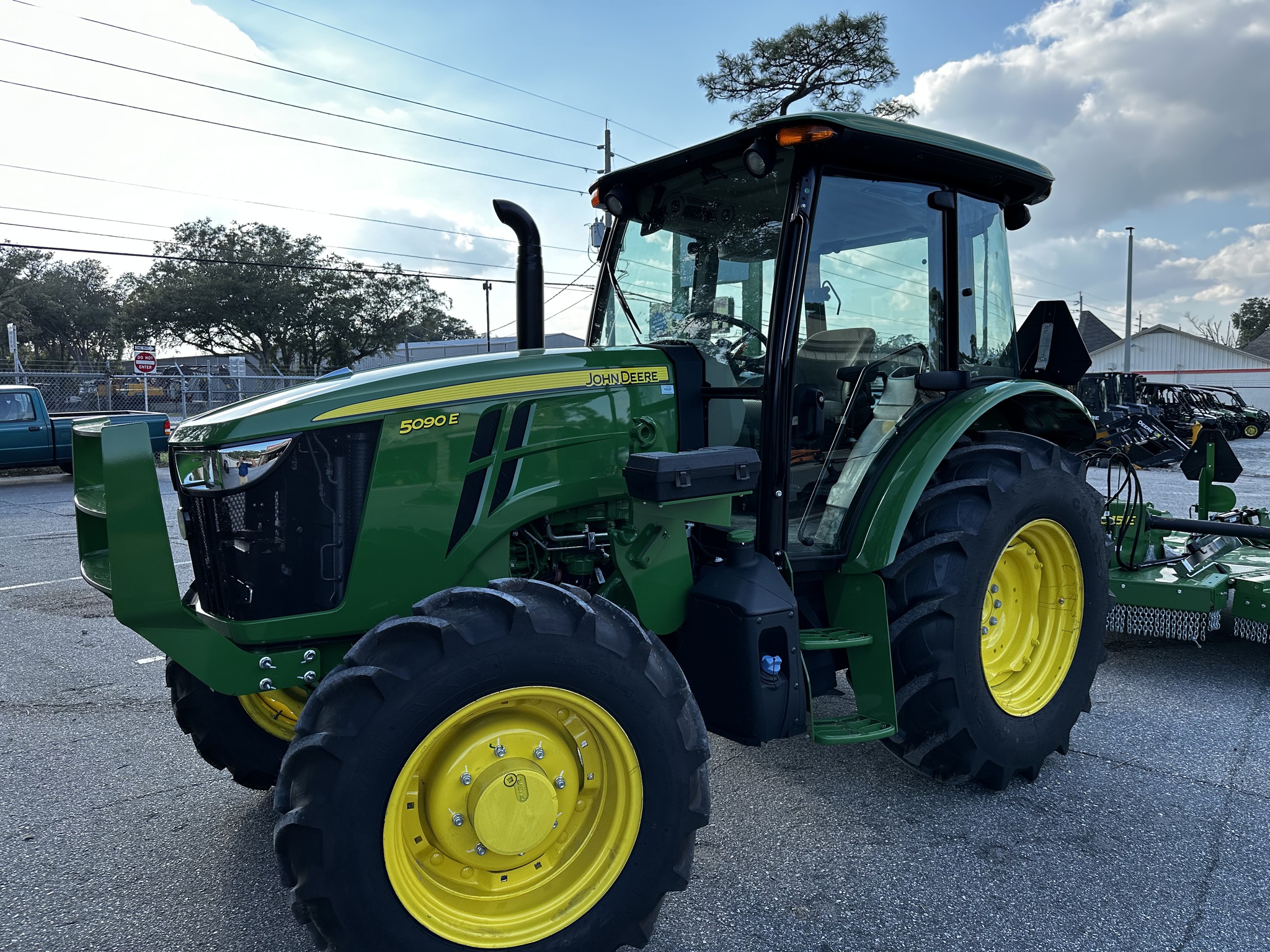 2025 John Deere 5090E Image 3