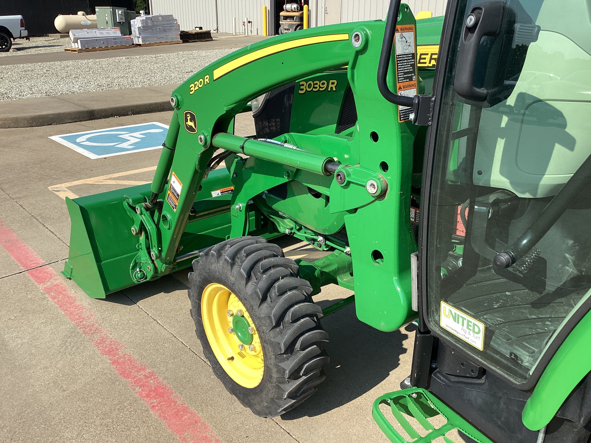 2020 John Deere 3039R Image 14